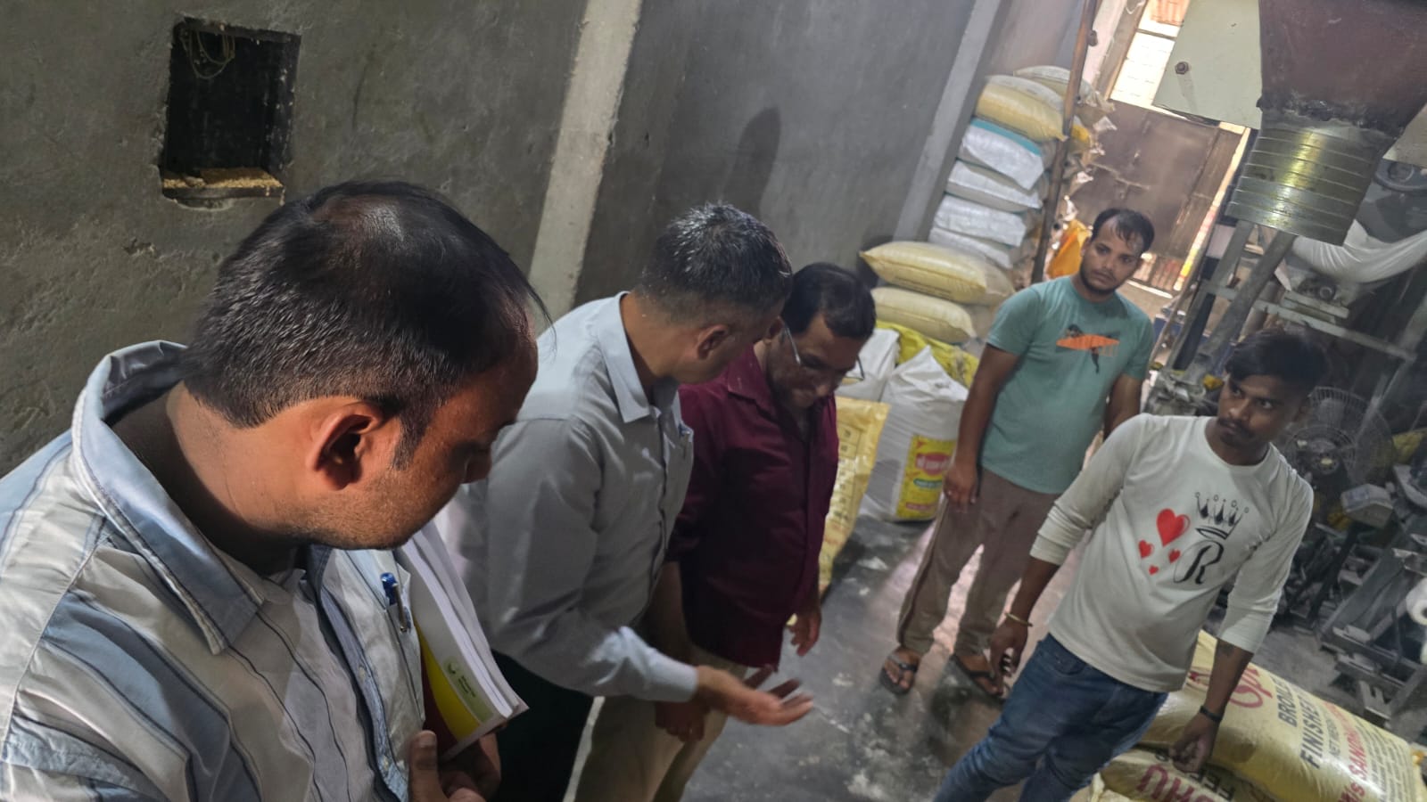 कार्रवाई करती हुई टीम।