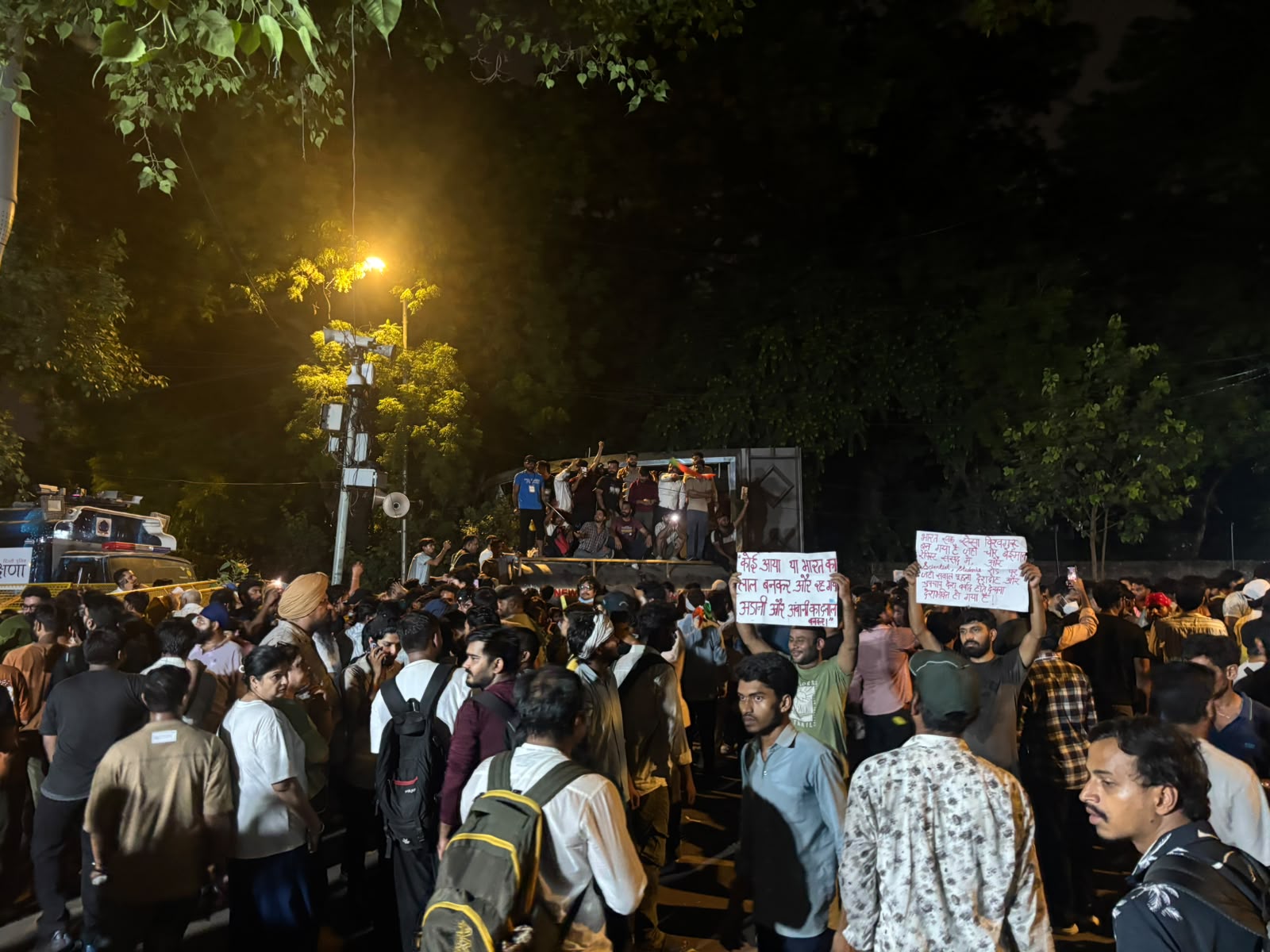 देर शाम को अंधेरा होने के बाद भी प्रदर्शनकारी जंतर-मंतर पर जमा रहे और सरकार के खिलाफ नारेबाजी की।
