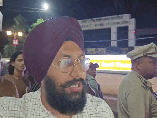 परमिंदर सिंह घटना के बारे में जानकारी देते हुए।