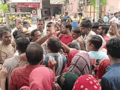 हंगामा करते स्थानीय लोग।