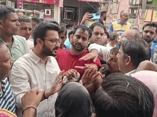 मौके पर पहुंचे बिजली निगम के एसडीओ लोगों को समझाते हुए।