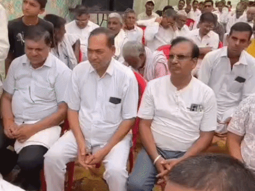कार्यक्रम के दौरान उपस्थित लोग।