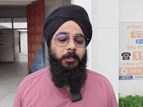 परिजन हरदीप सिंह ने कहा कि अमृतपाल निजी काम का बहाना बनाकर घर से निकला था।