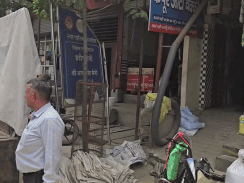 वह आटा चक्की, जिसपर कार्रवाई की गई है।