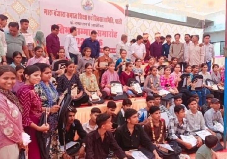 मारू बंजारा समाज शिक्षा एवं विकास समिति पाली के तत्वावधान में रविवार को हिम्मत नगर स्थित समाज भवन में प्रतिभा सम्मान समारोह में मौजूद प्रतिभावान स्टूडेंट।