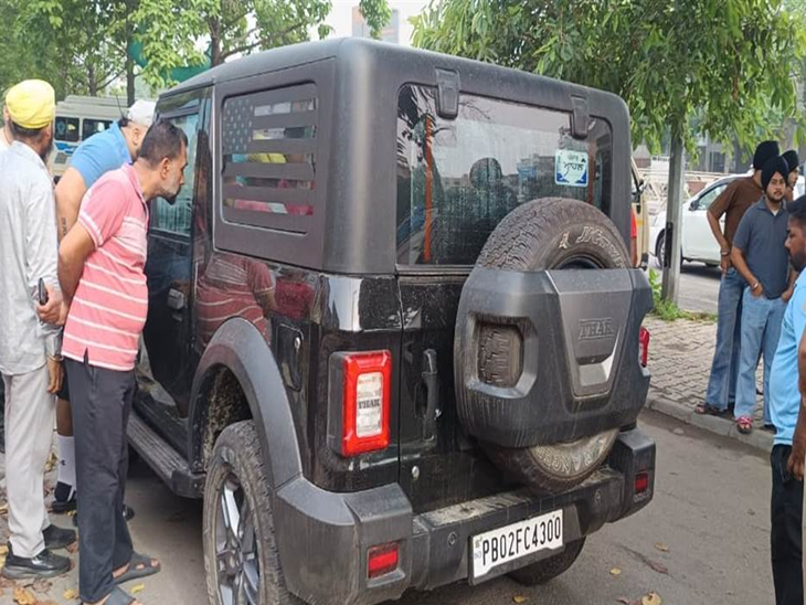 सड़क किनारे संदिग्ध थार गाड़ी खड़ी देख उसके आसपास भीड़ जमा हो गई।