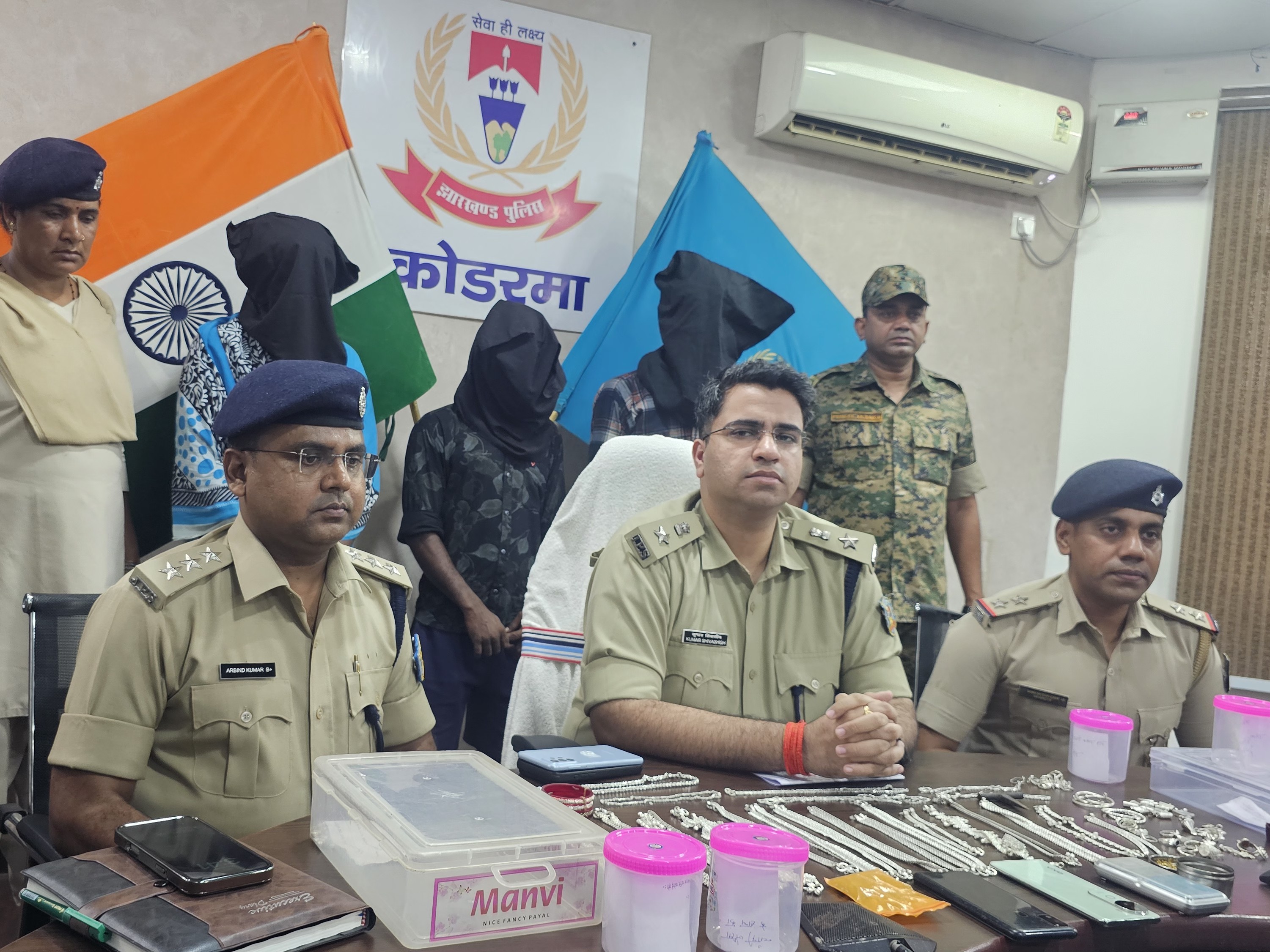पति-पत्नी और भतीजा गिरफ्तार; पत्नी ने की थी रेकी, चाचा-भतीजे ने दिया अंजाम|कोडरमा,koderma - Dainik Bhaskar