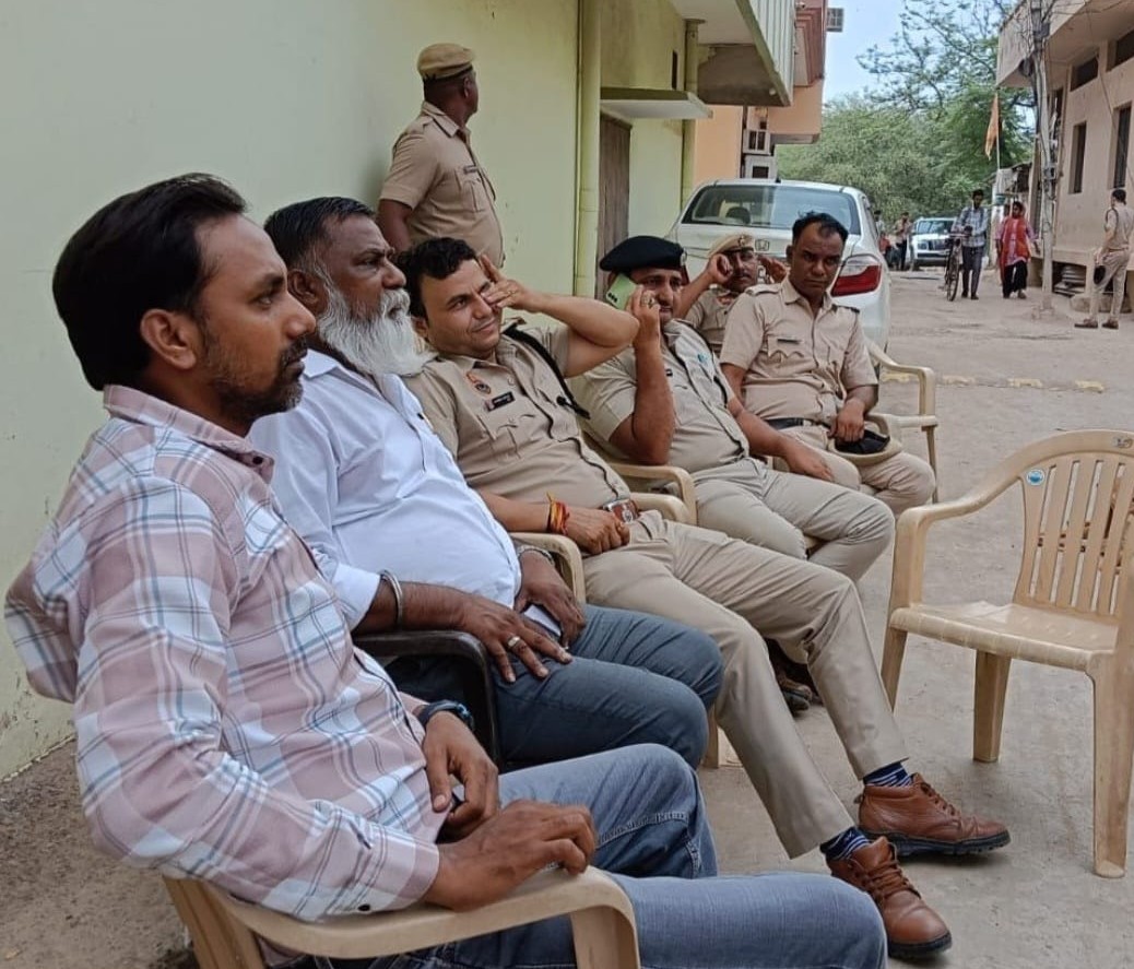 गुरुग्राम में आजाद समाज पार्टी के प्रदेश अध्यक्ष रामे प्रधान के घर के बाहर बैठे पुलिस जवान।