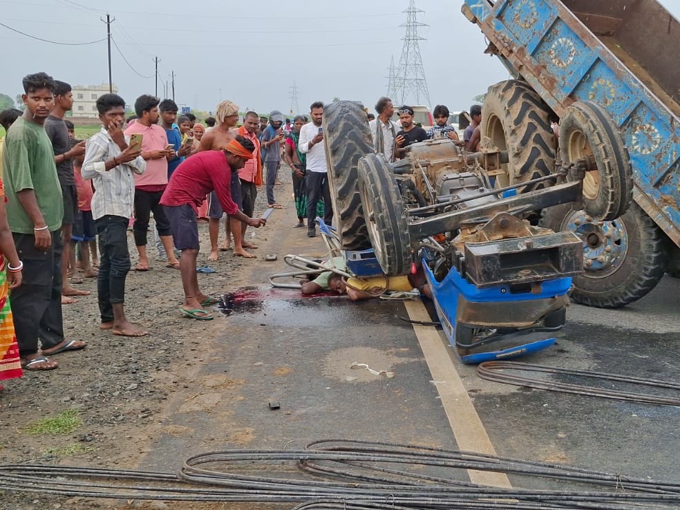 ककना फोरलेन पर हादसा, चालक-खलासी ने गंवाई जान; इंजन के नीचे दबने से हुई घटना|गोड्डा,Godda - Dainik Bhaskar