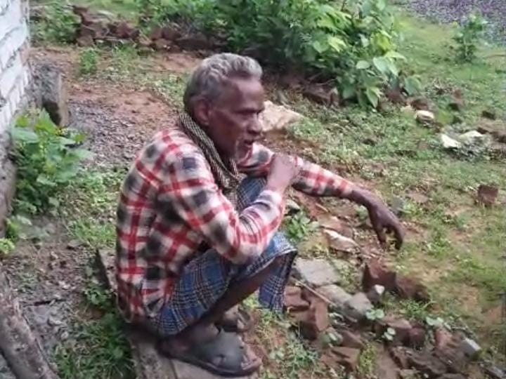 चीख-पुकार सुनकर एक बुजुर्ग बचाने पहुंचा