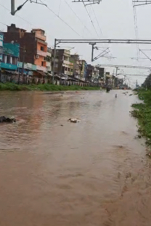 बिहार में लखीसराय में कजरा रेलवे स्टेशन के पास रेलवे ट्रैक डूब गया है।