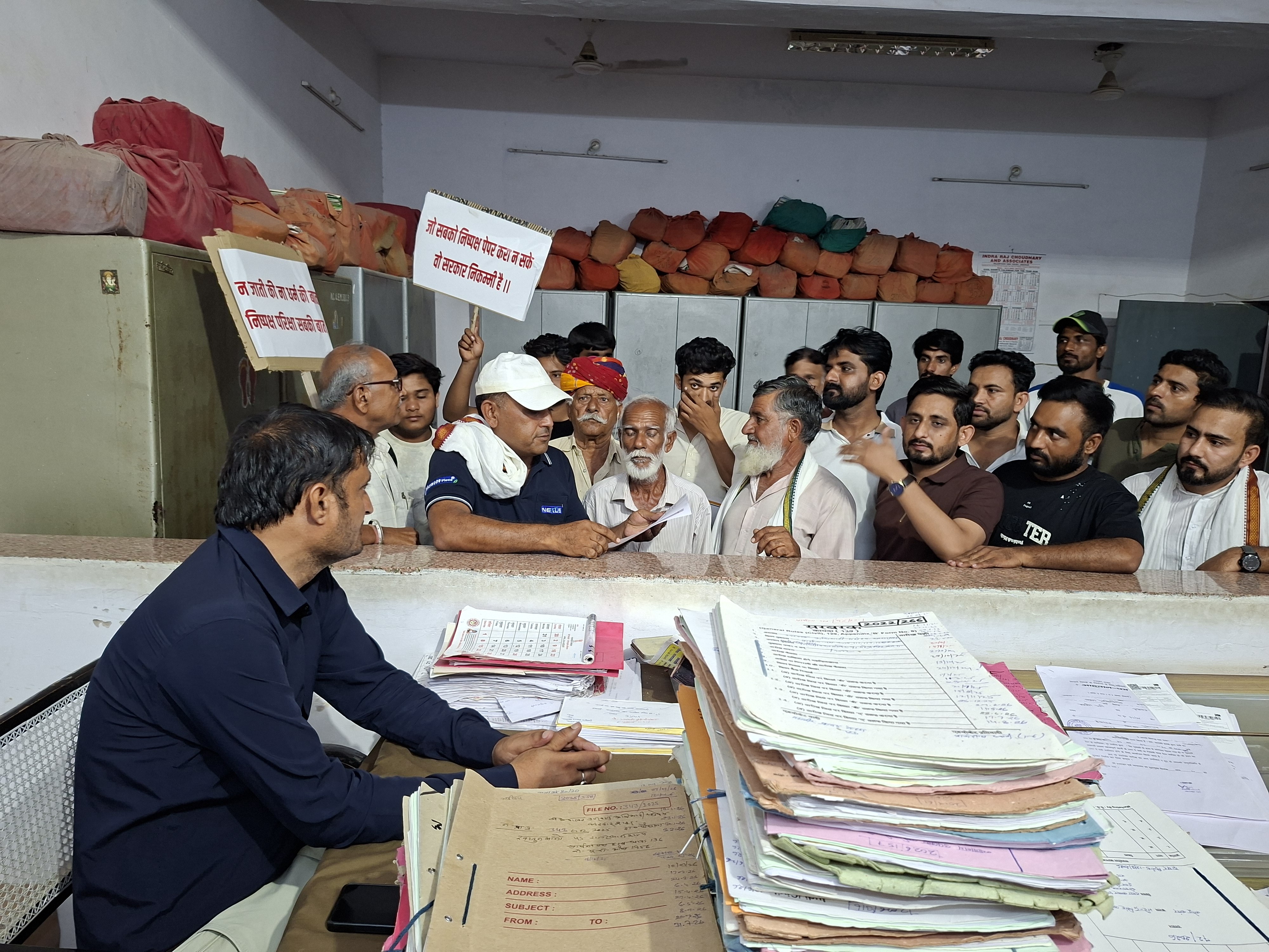 प्रदर्शनकारियों ने एसडीएम को राष्ट्रपति के नाम ज्ञापन सौंपा।
