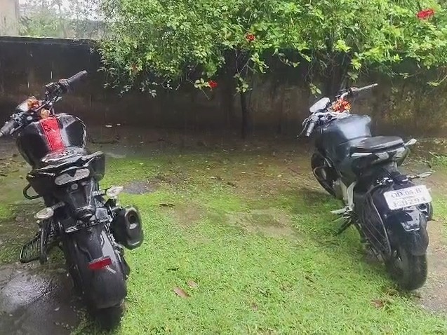 गिरफ्तारी के दौरान घटना में प्रयुक्त बिना नंबर वाली अपाची व पल्सर बाइक बरामद की गई है।
