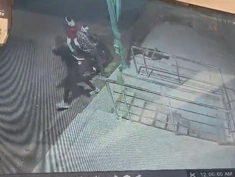 उज्जैन जा रहे ड्राइवर पर चाकू दिखाकर हमला, वारदात CCTV में कैद,एक्टिवा और 9 हजार रुपए लेकर फरार - Dainik Bhaskar