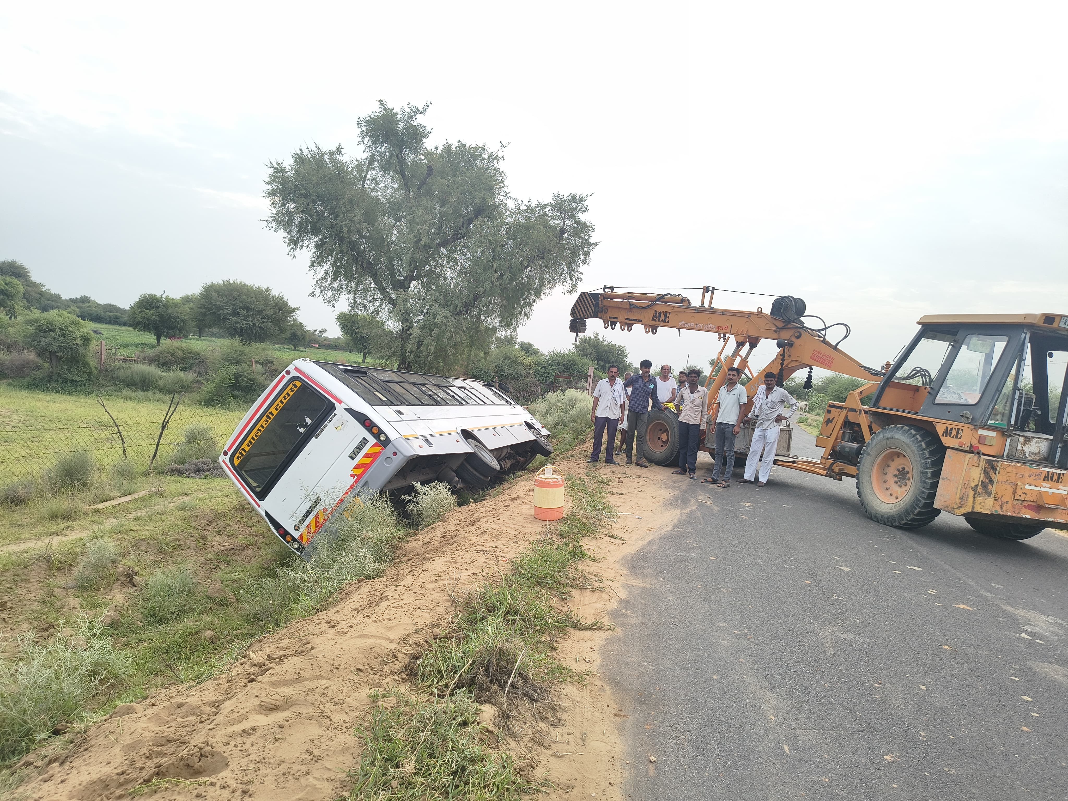 क्रेन की सहायता से बस को सीधा किया।