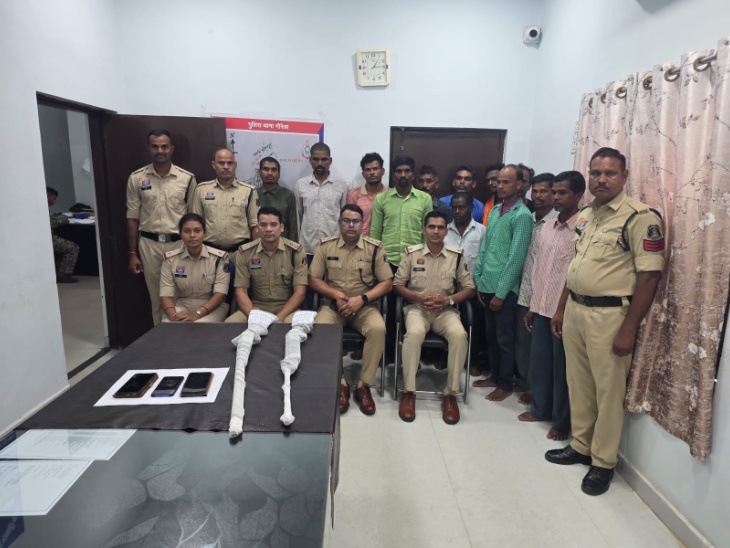 पुलिस ने हत्या के आरोप में 12 आरोपियों को गिरफ्तार कर लिया है।
