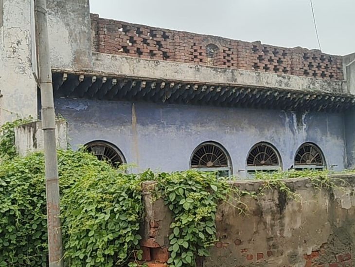 अनुराग धनखड़ का यह पैतृक घर बागपत में है, जिसके गेट पर ताला लगा हुआ है.