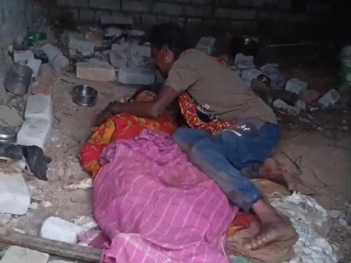 शराब नहीं मिलने पर भड़का पति, पत्नी की डंडे से पीट-पीटकर कर दी हत्या, फिर शव से लिपटकर लगा रोने...आरोपी हिरासत में