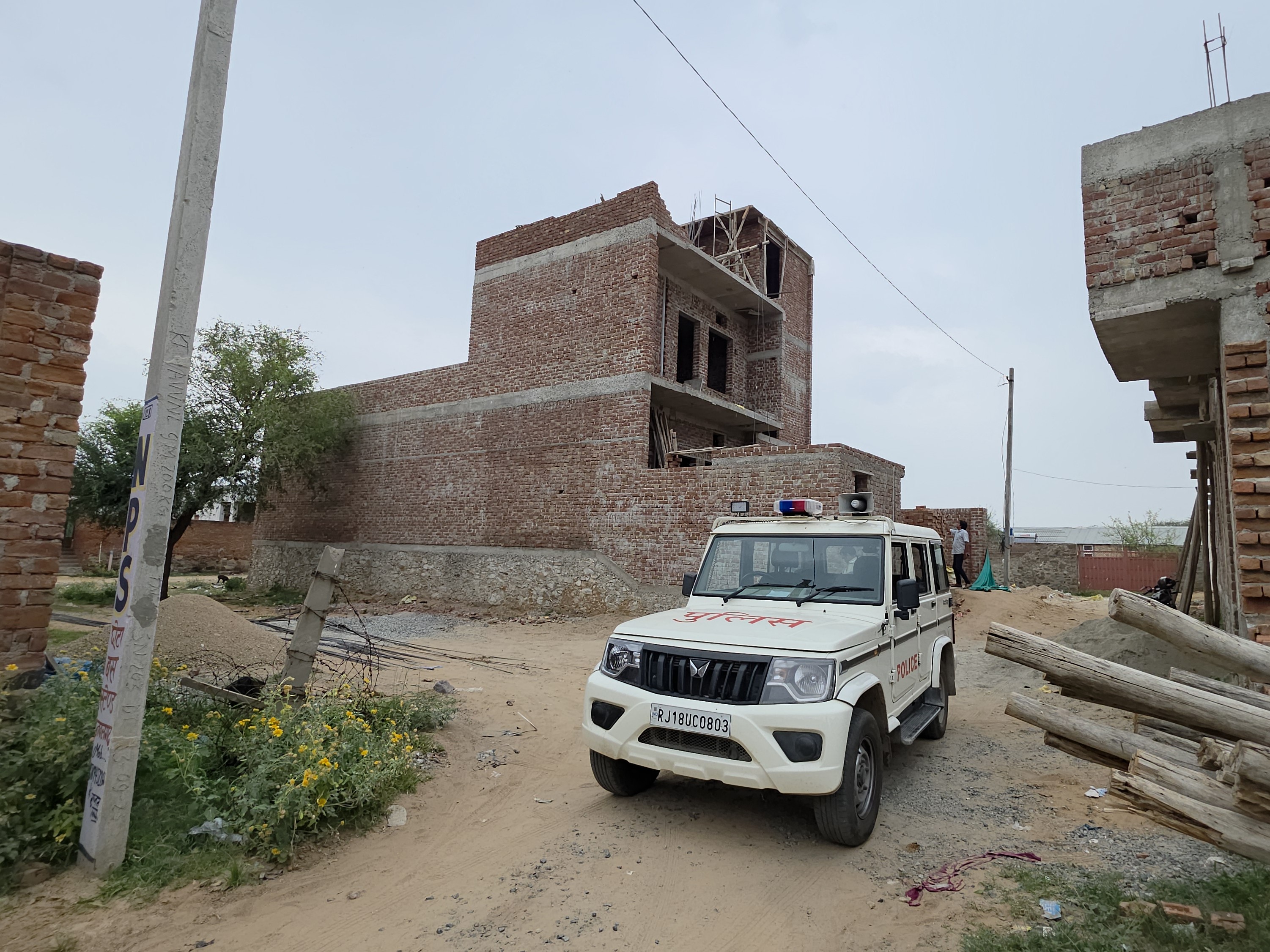वार्ड नंबर 2 में निर्माणाधीन मकान पर काम के दौरान तीसरी मंजिल से गिरने से एक मजदूर की मौत