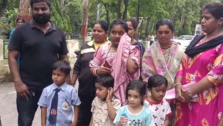 कलेक्टर जनदर्शन में अपनी मांग को लेकर पेरेंट्स पहुंचे।