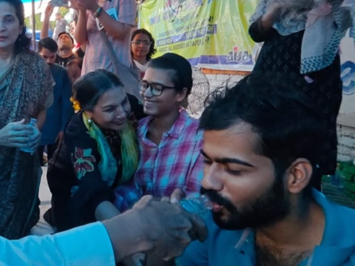 अमीन ने पानी पीकर अपना अनशन समाप्त किया।