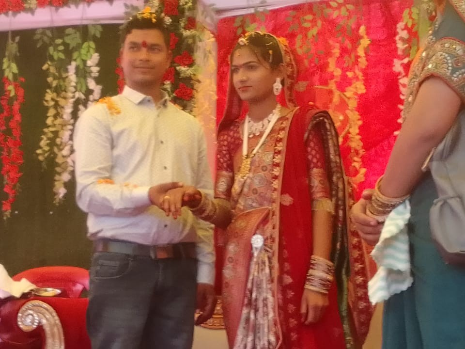रिंग सेरेमनी के दौरान अजय धोबरे और उनकी मंगेतर।