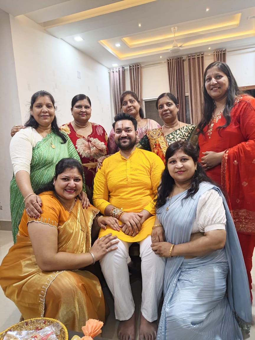 अभिषेक सात बहनों के इकलौते भाई हैं। जब दुखों के इस भयानक दौर में पढ़ाई की उम्मीद पूरी तरह टूटती दिख रही थी, तब उनकी बहनों ने पढ़ाई में मदद की।
