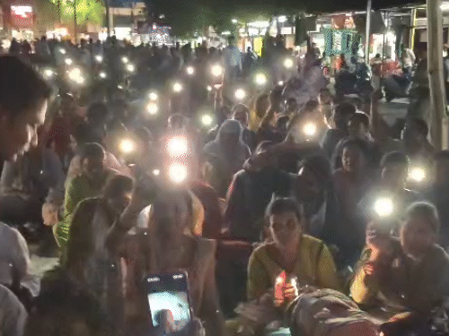 रात में फ्लैशलाइट जलाकर विरोध जताया।
