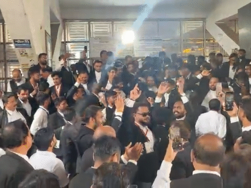 मतदान शुरू होते ही वैध मतपत्रों को लेकर विवाद खड़ा हो गया।