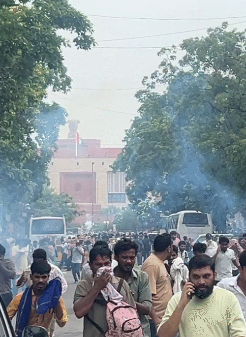 आंसू गैस के गोले दागने से प्रदर्शनकारियों में अफरा-तफरी मच गई।