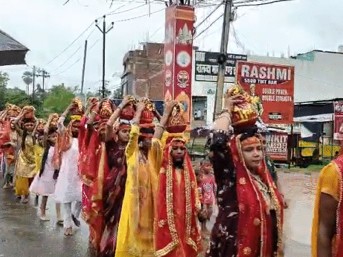 कलश यात्रा में शामिल भक्त।