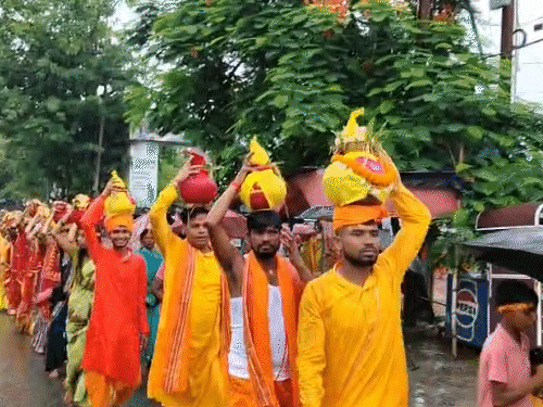 बारिश के बीच भक्त हुए शामिल।