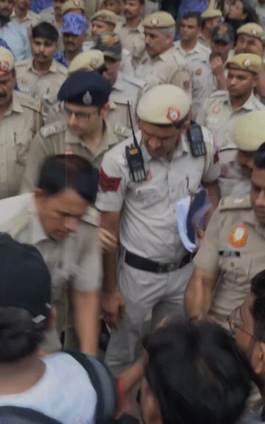 पुलिस प्रदर्शनकारियों को आगे बढ़ने से रोक रही है।