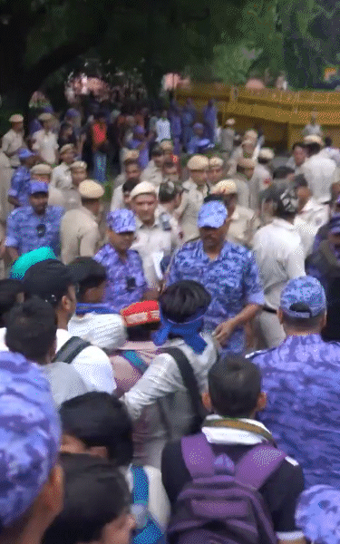 प्रदर्शनकारी जंतर-मंतर से संसद की तरफ बढ़े। इस दौरान पुलिस-प्रदर्शनकारियों के बीच झड़प हुई।