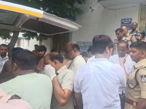 पुलिस ने शव को पोस्टमार्टम के लिए भेज दिया। आरोपियों की तलाश में जुटी हुई है.