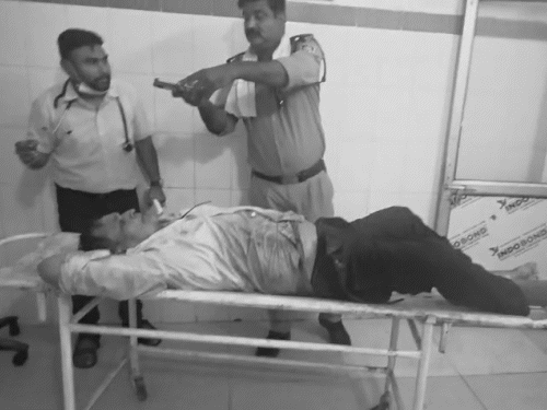 हमले में वकील को गर्दन और सीने में तीन गोलियां लगीं.
