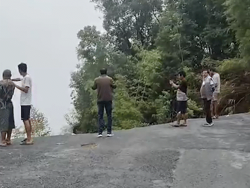 नगालैंड के मोकोकचुंग जिले में नेशनल हाईवे का एक बड़ा हिस्सा ढह गया है।