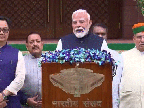 पीएम मोदी ने सोमवार को मानसून सत्र के पहले दिन परिसर के बाहर गेट पर मीडिया को संबोधित किया था। - Dainik Bhaskar