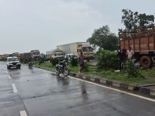 चक्काजाम के चलते एंबुलेंस समेत बड़े वाहन घंटों फंसे रहे।