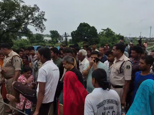 अफसरों ने उनकी समस्या दूर करने का भरोसा दिलाया, तब चक्काजाम खत्म हो गया था।