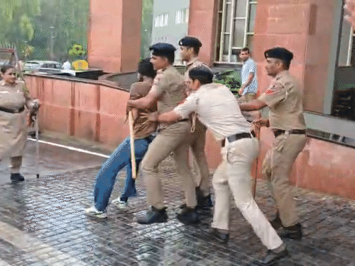 पुलिस छात्रों को हिरासत में लेकर थाने ले गई।