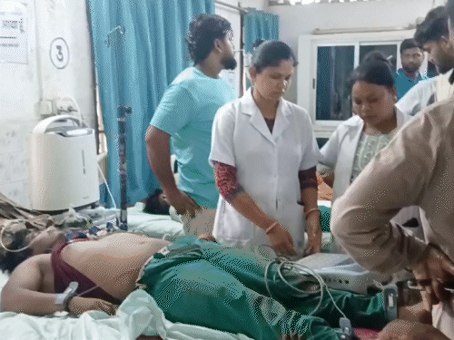 भगवान जगन्नाथ का रथ हाईटेंशन बिजली तार की चपेट में आया, छात्र रथ को लगा रहे थे धक्का|खूँटी,Khunti - Dainik Bhaskar