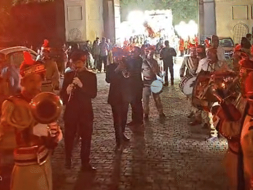 फेयरमोंट के एंट्री गेट पर शाही बारात निकलते हुए।
