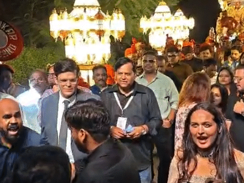 इस मॉक बारात में सैंकड़ों लोग शामिल हुए।