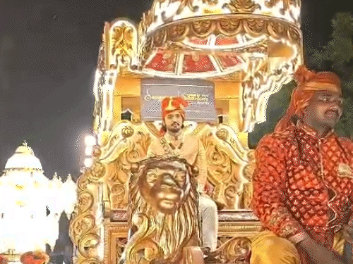 बग्गी के साथ राजस्थान की शाही शादी की झलक दिखाई गई।