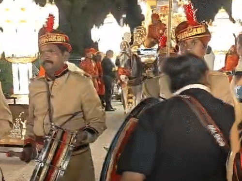 बारात में जयपुर के शंकर बैंड ने प्रस्तुति दी।