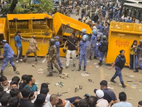 बैरिकेडिंग हटने के बाद पुलिस ने प्रदर्शनकारियों पर लाठीचार्ज किया।
