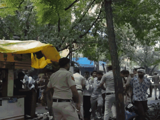 एक प्रदर्शनकारियों को तीन-चार पुलिसवालों ने मिलकर डंडे मारे।