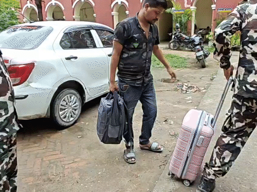 स्टेशन गोलंबर के पास कार पकड़ा, सूटकेस में रखी शराब बरामद; तस्कर फरार|पटना,Patna - Dainik Bhaskar