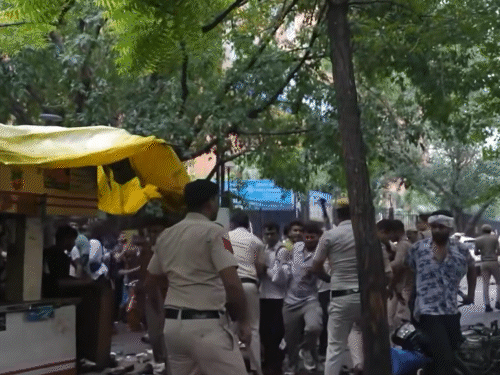 एक प्रदर्शनकारियों को तीन-चार पुलिसवालों ने मिलकर डंडे मारे।